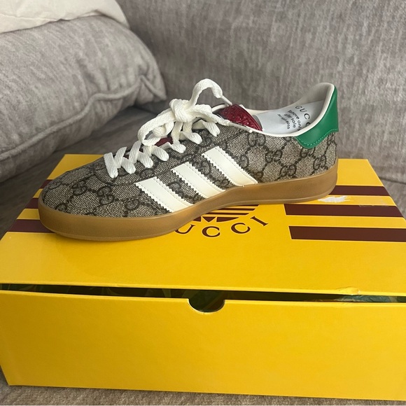 authentic pair of GUCCI X ADIDAS GG Supreme Monogram Gazelle Sneakers size 6.5 - Picture 2 of 9